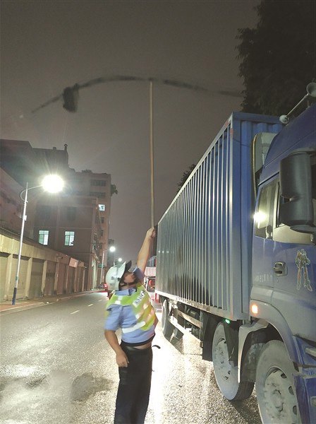 大卡車超高夜間刮落電纜　交警車流中托舉電纜一小時